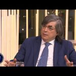 ¿Qué opinión tiene Jaime Bayly sobre la educación en su país?